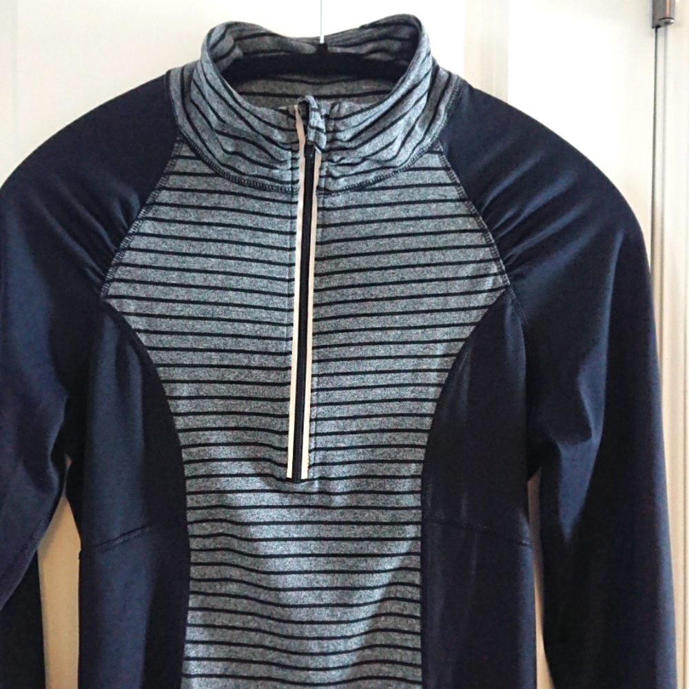 90 degree long sleeve top. Zipper front. Size Medium.